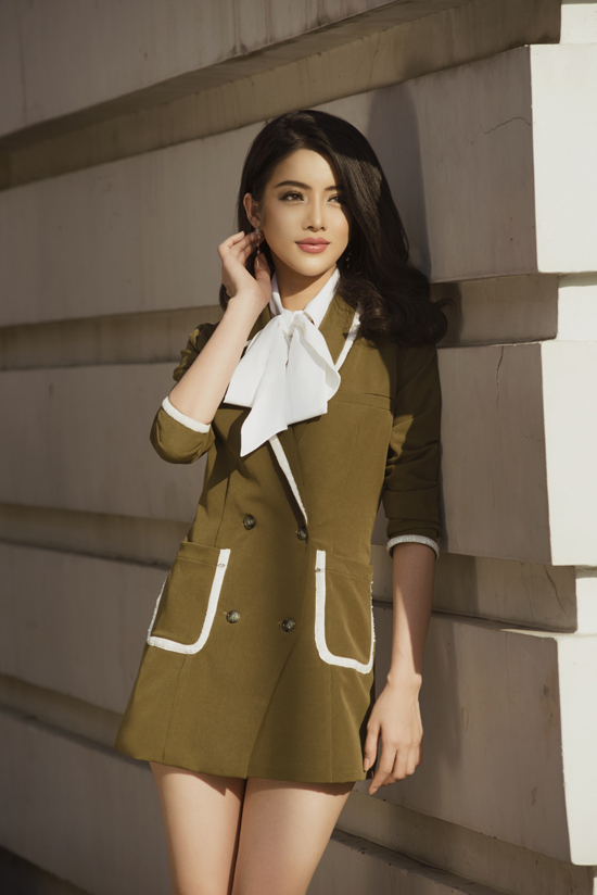 Váy vest vừa thanh lịch vừa sexy với cách phối màu ấn tượng giữa tông xanh rêu và đường viền trắng mang lại sự trẻ trung cho người mặc. 