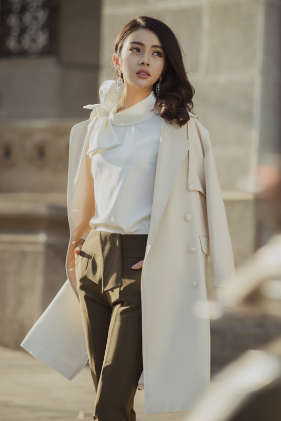 Ngoài váy cocktail, đầm xòe, bộ sưu tập còn giới thiệu các mẫu áo blouse, áo thắt nơ dễ mix-match để mang tới set đồ xuân hợp mốt.