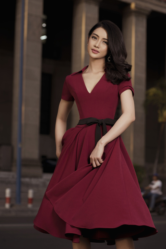 Bên cạnh các mẫu váy ôm khít eo, đầm xòe cổ điển cũng là trang phục dễ sử dụng khi đi tiệc.