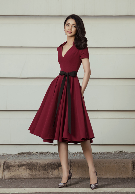 Lấy cảm hứng từ những mẫu váy thịnh hành ở những năm 1960, nhà mốt Việt mang tới mẫu đầm thắt nơ cho các nàng yêu phong cách điệu đà. 