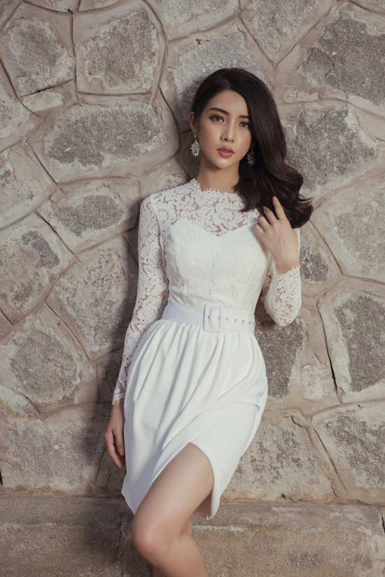 Chi tiết cúp ngực, xẻ chân váy nhẹ nhàng sẽ góp phần khai thác nét gợi cảm và vẻ đẹp hình thể cho người mặc.