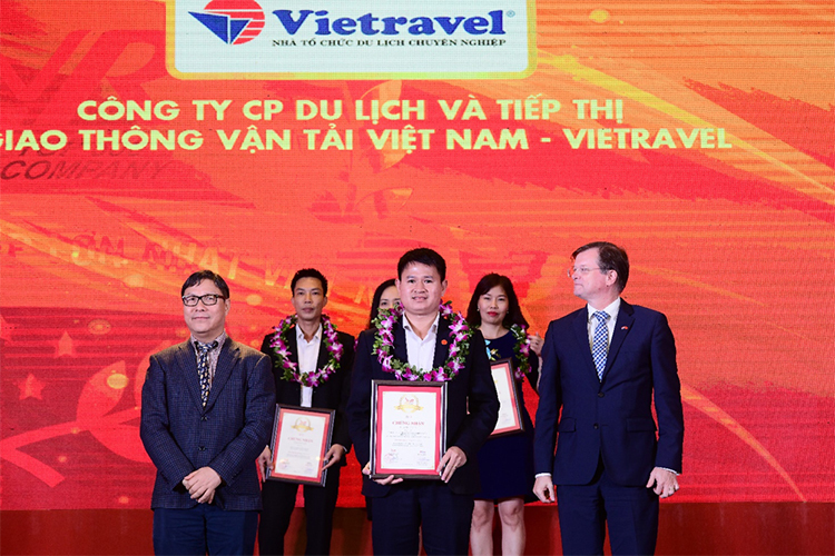 Ông Phạm Văn Bảy - Phó giám đốc Vietravel Hà Nội nhận giải thưởng tại sự kiện.