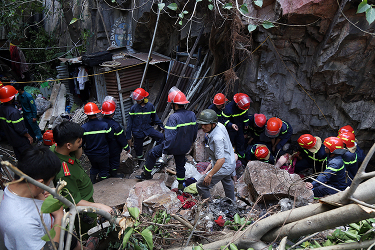 Hàng chục cảnh sát được huy động giải cứu hai mẹ con bị đá đè lên, mắc kẹt ở Nha Trang.