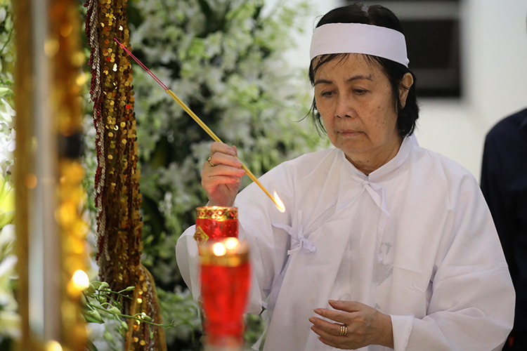 Vợ cố tài tử Nguyễn Chánh Tín trong tang lễ của chồng. Ảnh: Hữu Khoa.
