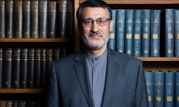 Đại sứ Iran tại Anh Hamid Baeidinejad. Ảnh: Oxford Union.