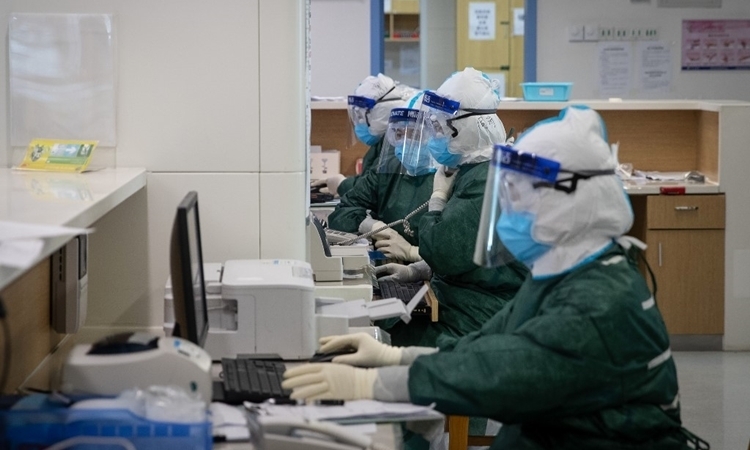 Nhân viên y tế tại một bệnh viện ở Vũ Hán hôm 22/2. Ảnh: AFP.