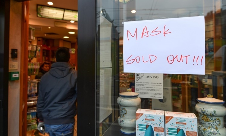 Một cửa hàng ở Milan, Italy, treo biển đã bán hết khẩu trang. Ảnh: AFP.