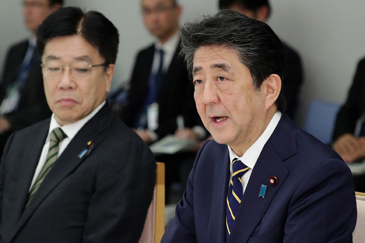 Thủ tướng Shinzo Abe (phải) và Bộ trưởng Y tế Nhật Bản Katsunobu Kato tại cuộc họp về dịch Covid-19 hôm qua. Ảnh: AFP