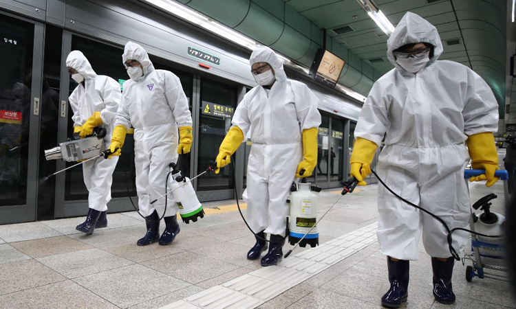 Các nhân viên khử trùng một ga tàu điện ngầm ở Seoul, Hàn Quốc hôm nay nhằm ngăn nCoV lây lan. Ảnh: AFP.