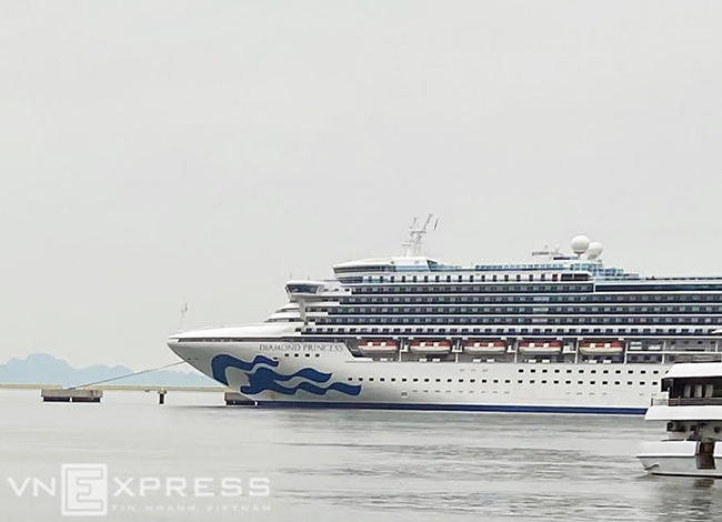 Du thuyền Diamon Princess chở theo 2.700 khách và 1.000 thủy thủ đậu ở Hòn Khoai ngày 28/1. Ảnh: Anh Tú