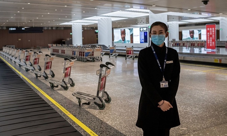 Nhân viên ở sân bay tại Bắc Kinh ngày 14/2. Ảnh: AFP.