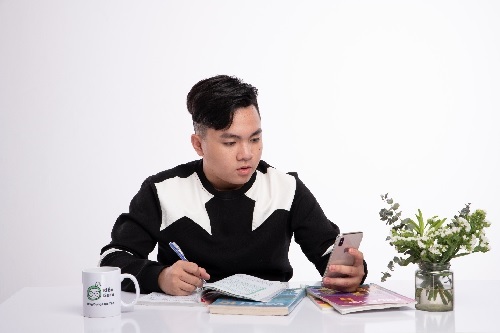 Học sinh tự học và làm bài ở nhà trên các ứng dụng học trực tuyến. Ảnh minh họa.