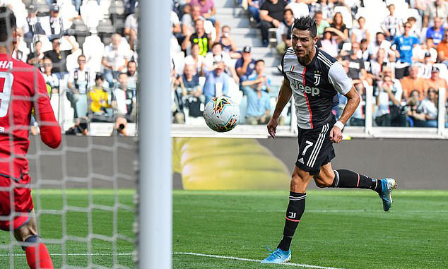 Ronaldo đánh đầu, ấn định tỷ số 2-0 cho Juventus ở giai đoạn một. Ảnh: AFP.
