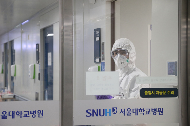 Một nhân viên y tế điều trị cho các bệnh nhân Covid-19 tại bệnh viện đại học quốc gia Seoul. Ảnh: Yonhap