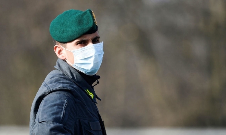 Cảnh sát tại Italy đeo khẩu trang hôm 26/2. Ảnh: AFP.