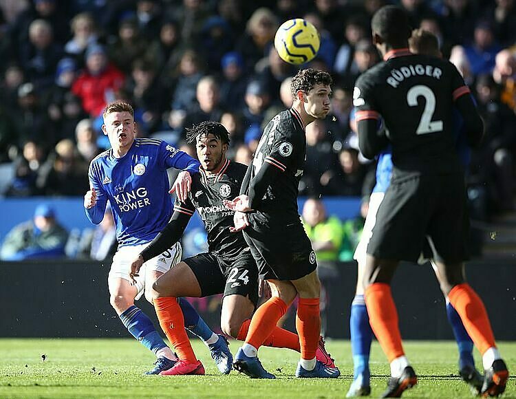 Barnes (xanh) gỡ hòa 1-1 nhưng cũng bỏ lỡ nhiều cơ hội. Ảnh: Reuters.