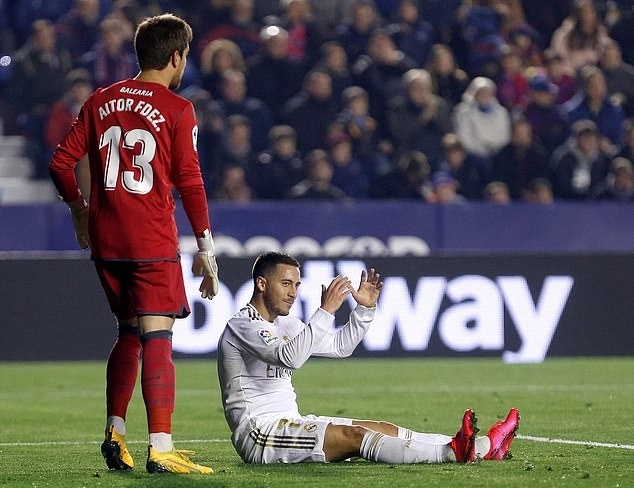 Hazard (áo trắng) chấn thương và rời sân ở giữa hiệp hai. Ảnh: EPA.