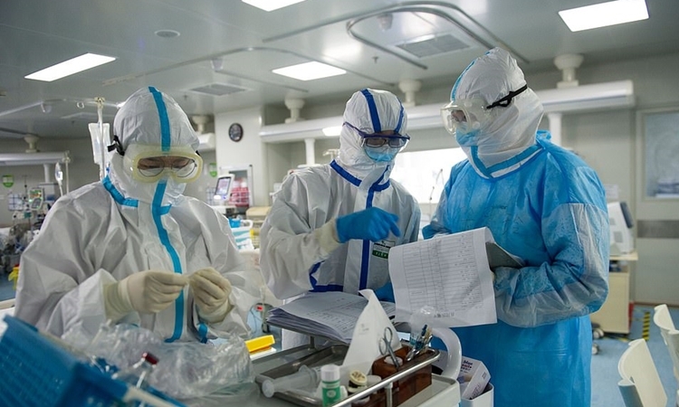 Nhân viên y tế tại bệnh viện ở Vũ Hán ngày 22/2. Ảnh: AFP.
