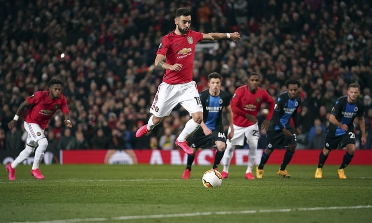 Bruno Fernandes mở tỷ số trên chấm 11m. Ảnh: AP.