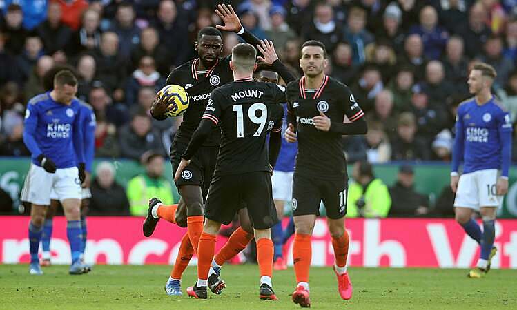 Rudiger (cầm bóng) mừng bàn thắng gỡ hòa 2-2 cùng đồng đội. Ảnh: Reuters.