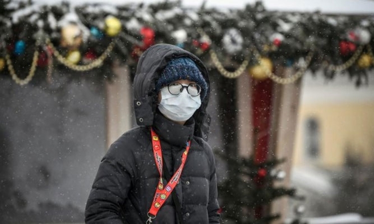 Một du khách đeo khẩu trang y tế khi đi trên đường phố thủ đô Moskva, Nga hôm 29/1. Ảnh: AFP.