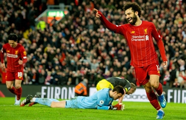 Salah (phải) lập cú đúp trong chiến thắng của Liverpool. Ảnh: EPA.
