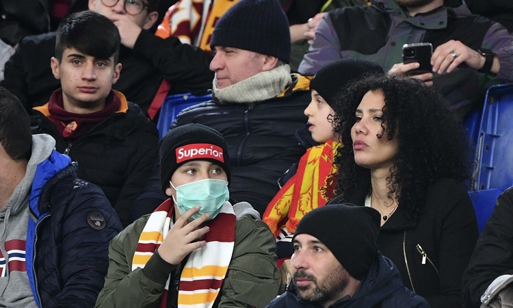 Khán giả đeo khẩu trang đến xem các trận đấu ở Serie A cuối tuần trước, do ảnh hưởng từ dịch nCoV. Ảnh: AP.