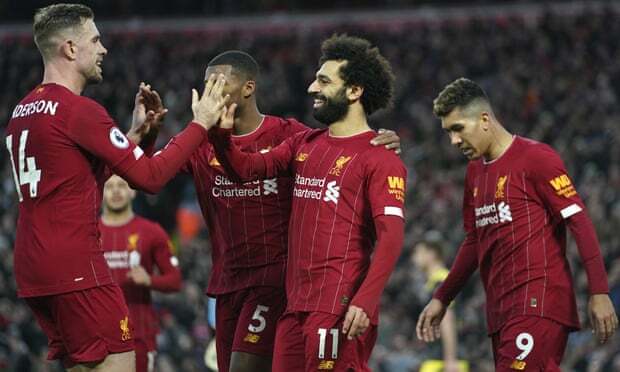 Henderson (trái) chia vui cùng Salah sau khi tiền đạo người Ai Cập ấn định tỷ số 4-0. Ảnh: AP.