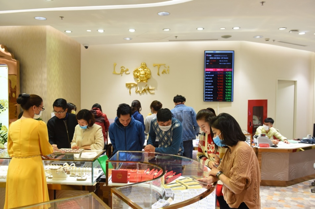 Gần đến ngày Thần Tài, Trung tâm Vàng Trang sức DOJI tại DOJI Tower đã tấp nập người mua.