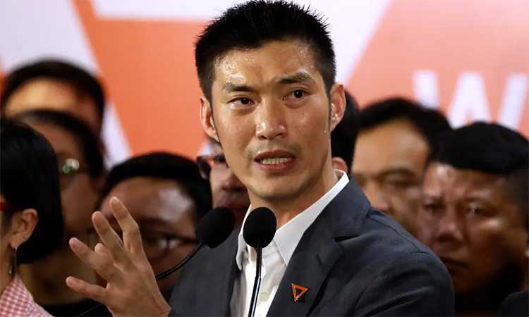 Lãnh đạo đảng Tương lai mới Thanathorn Juangroongruangkit phát biểu tại Bangkok sau khi Tòa án Hiến pháp Thái Lan ra phán quyết hôm 21/2. Ảnh: Reuters.