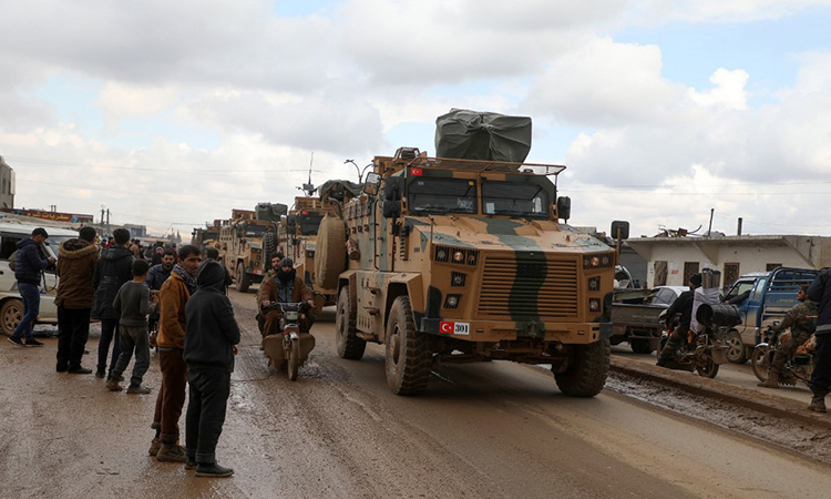 Thiết giáp Thổ Nhĩ Kỳ đi qua thị trấn Hazano, Syria ngày 22/2.Ảnh: AFP.
