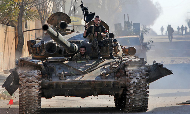 Các tay súng thuộc nhóm phiến quân do Thổ Nhĩ Kỳ hậu thuẫn điều khiển một chiếc T-72 tại thị trấn Saraqib, phía đông tỉnh Idlib, Syria ngày 27/2. Ảnh: AFP.