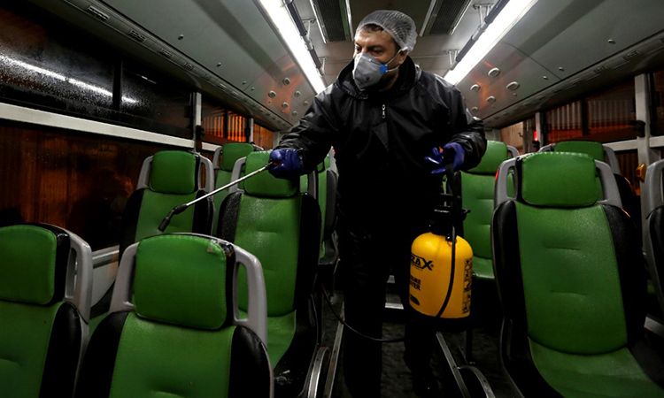 Nhân viên môi trường đô thị Tehran vệ sinh tàu điện ngầm để ngăn virus corona phát tán ngày 26/2. Ảnh: AFP.