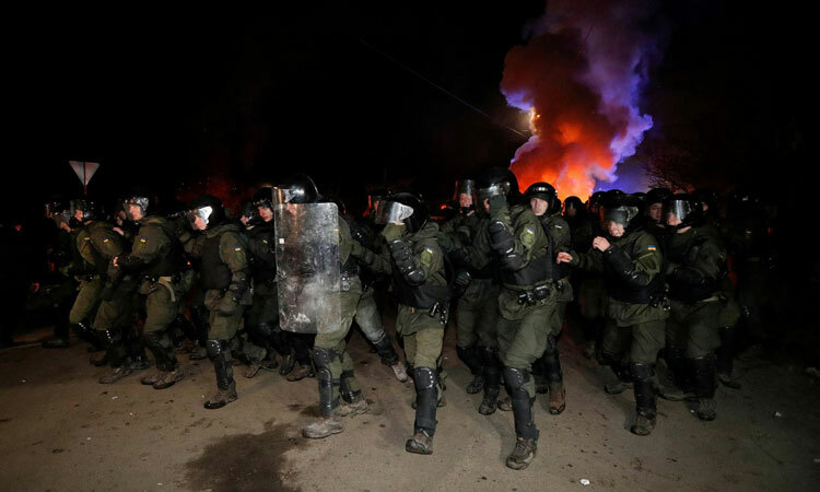 Cảnh sát chống bạo động Ukraine được triển khai ngăn dân làng quá khích hôm qua. Ảnh: Reuters.