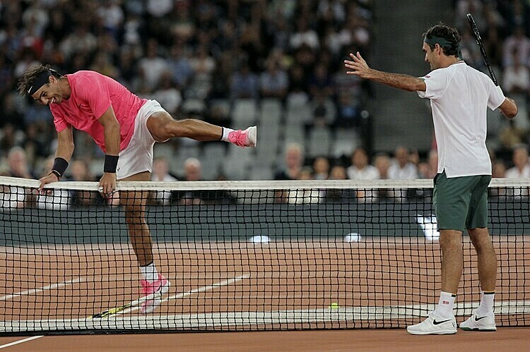 Nadal (trái) không thể cứu match-point sau pha bỏ nhỏ của Federer. Ảnh: AP.