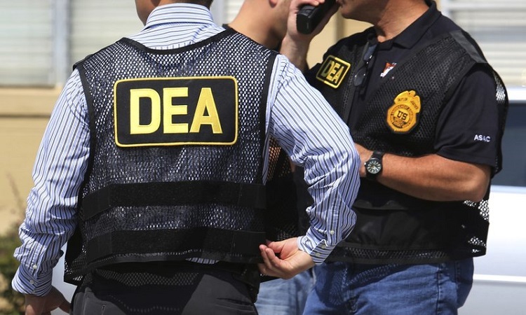 Đặc vụ DEA tại hiện trường vụ xả súng ở Florida hồi tháng 6/2016. Ảnh: AP.