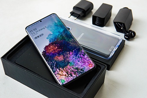 Hãng niêm yết giá Galaxy S20 Ultra 30 triệu đồng nhưng nhiều cửa hàng ra giá bán chỉ 23 triệu đồng. Ảnh: Lưu Quý.