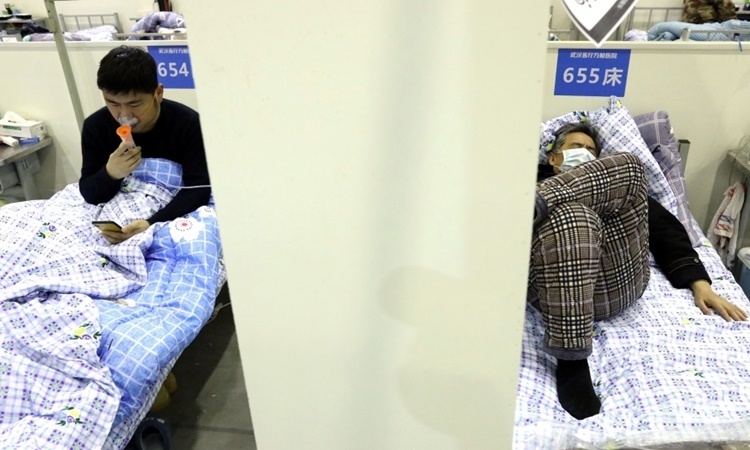 Bệnh nhân tại một cơ sở y tế điều trị cho người nhiễm nCoV ở Vũ Hán. Ảnh: Reuters.