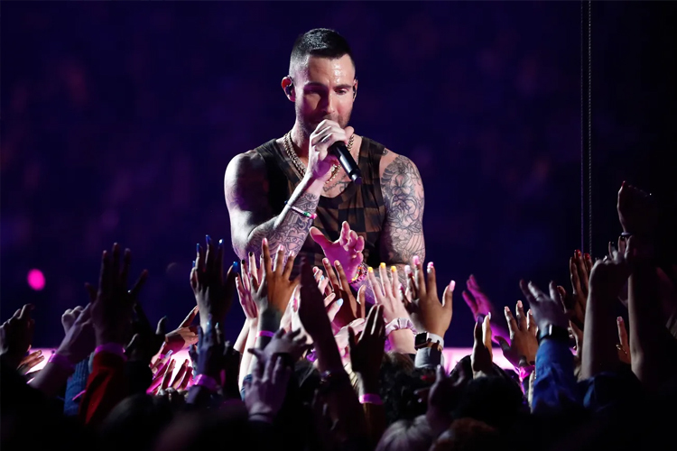 Adam Levine diễn cùng Maroon 5 tại Chile hôm 27/2. Ảnh: EPA-EFA.