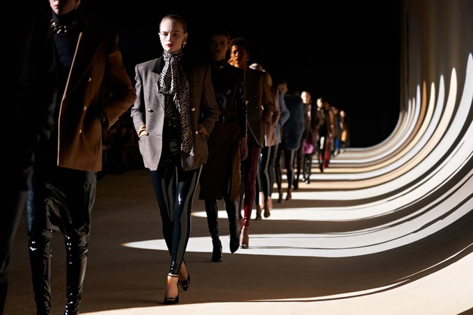 Dàn mẫu mặc nội y catwalk