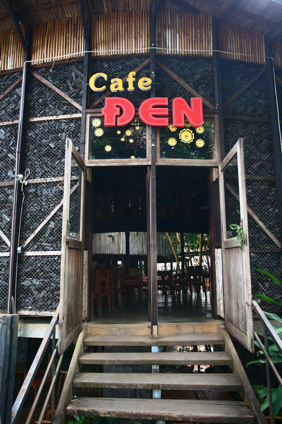 Quán cà phê với những bức tường than