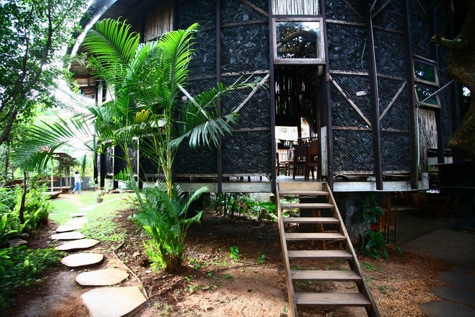 Quán cà phê với những bức tường than