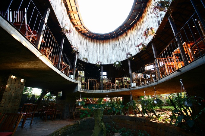 Quán cà phê với những bức tường than