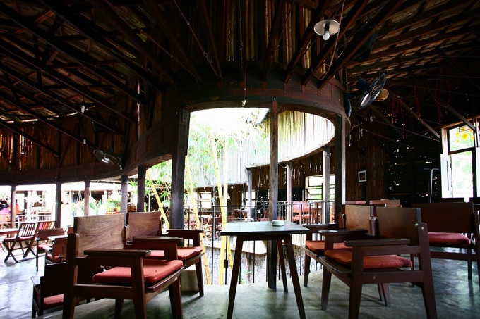 Quán cà phê với những bức tường than