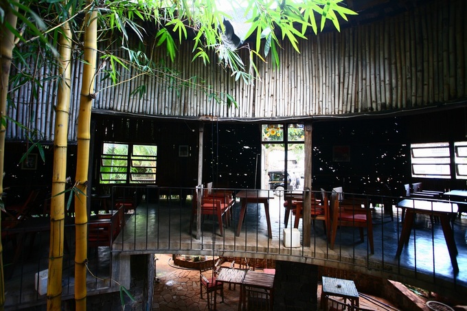 Quán cà phê với những bức tường than