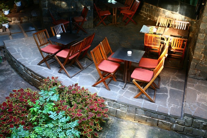 Quán cà phê với những bức tường than