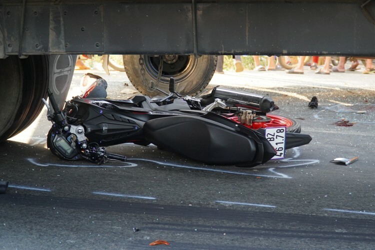 Nam thanh niên điều khiển xe máy tử vong tại chỗ sau va chạm. Ảnh: Việt Quốc