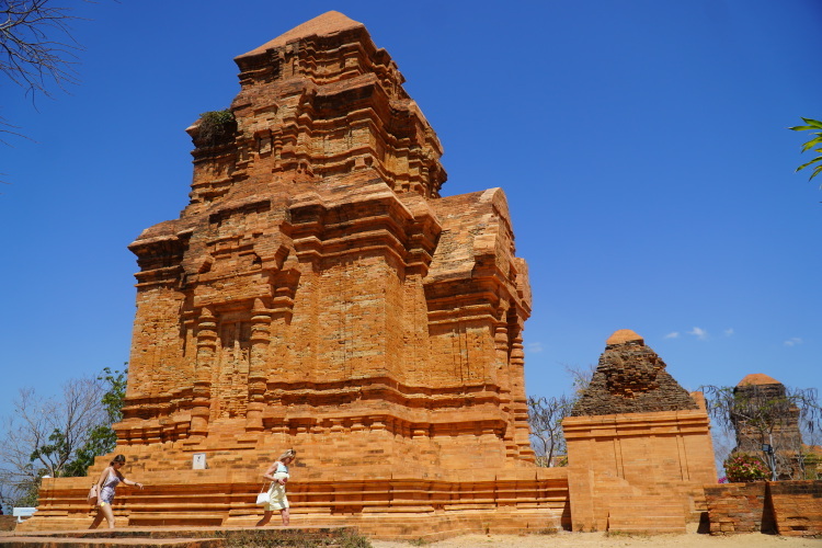 Di tích tháp Chăm Pô Sah Inư (Phan Thiết) đã hoàn thành trùng tu cách đây hơn một năm. Ảnh: Việt Quốc