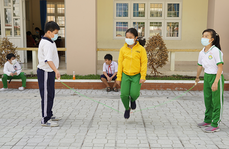 Một nhóm học sinh tại trường Tiểu học Phú Thọ chơi nhảy dây. Ảnh: Hoàng Nam