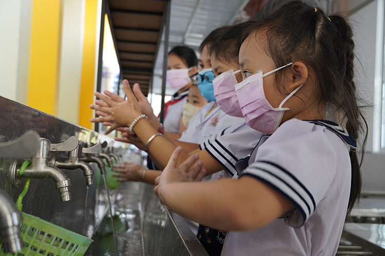 Học sinh trường Tiểu học Phú Thọ đeo khẩu trang, rửa tay phòng dịch. Ảnh: Hoàng Nam